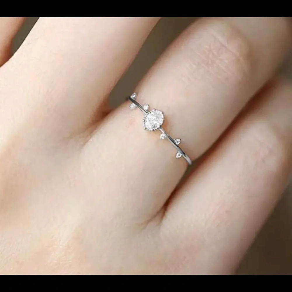 Minimalist Oval Leaf Ring